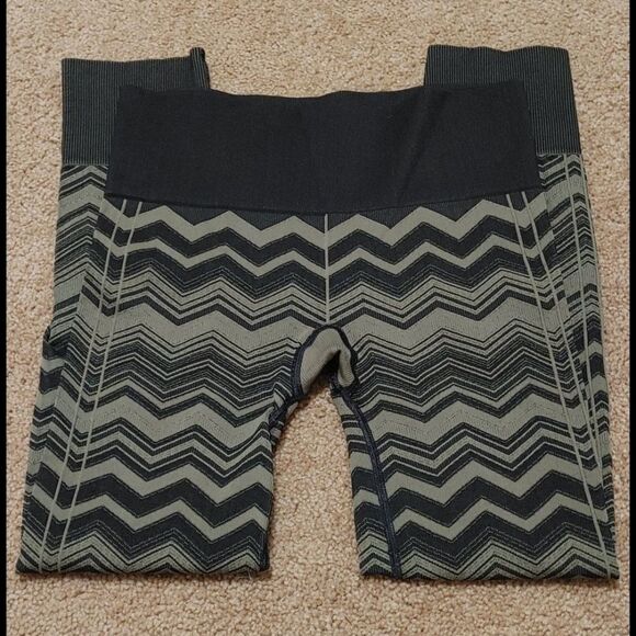 Lululemon Ebb To Street Pant Green Chevron Size 6 - Picture 3 of 6